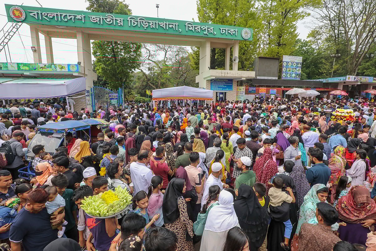 ছুটির শেষ দিনে চিড়িয়াখানায় উপচে পড়া ভিড়