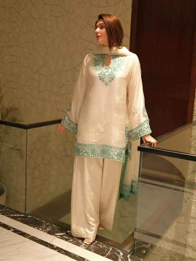 দুরেফিশান সালিম পরেছেন আকাশী নীল এমব্রয়ডারি করা সাদা কামিজ আর ফারশি সালওয়ার