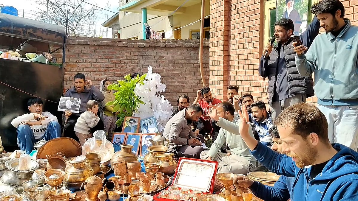 স্বর্ণ-নগদ অর্থ দান করে ক্ষতিগ্রস্ত ইরানিদের পাশে দাঁড়াচ্ছেন কাশ্মীরের বাসিন্দারা