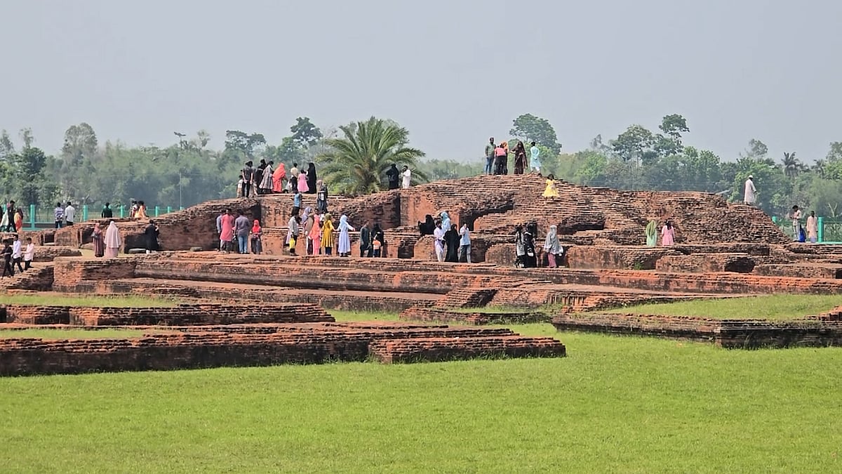 ঈদের ছুটিতে পাহাড়পুর বৌদ্ধবিহারে মানুষের ঢল
