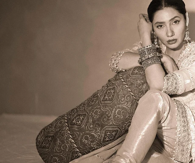 হাতভর্তি চুড়ি আর টানা দেওয়া ঝুমকার সঙ্গে মাঝে সিঁথি রেখে টেনে বেঁধেছেন চুল তিনি