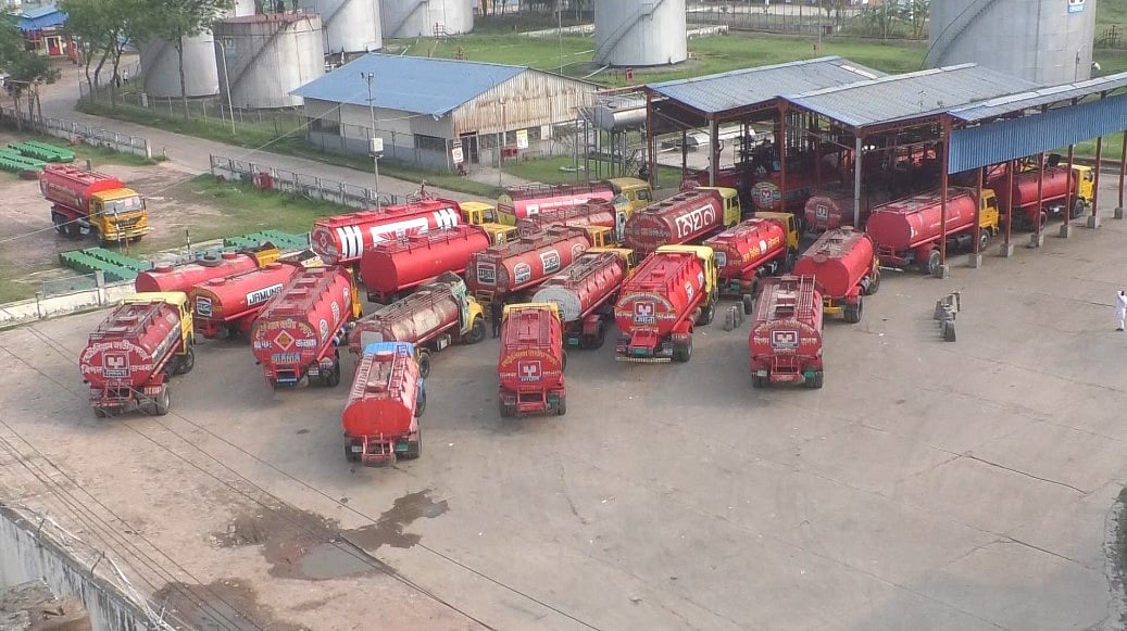 নারায়ণগঞ্জে জ্বালানি তেলের দুই ডিপোতে ট্যাংকলরির দীর্ঘ সারি