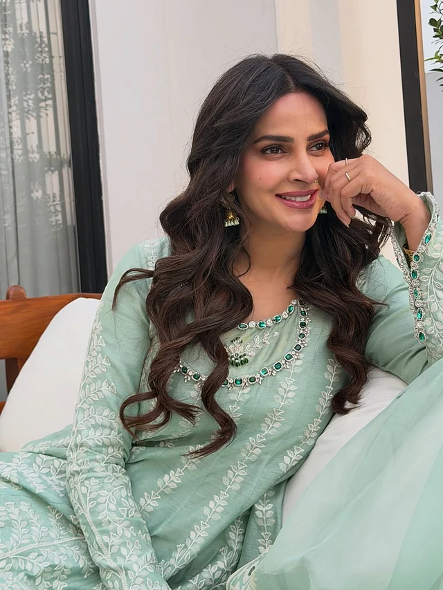 সফট কার্লস করে ছেড়ে রাখা চুলের সঙ্গে ঝুমকা পরেছেন তিনি