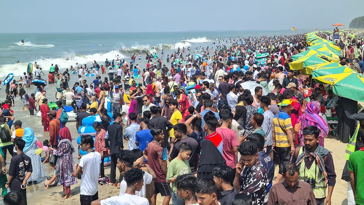 ঈদের ছুটির প্রথম দুই দিনে কক্সবাজারে এলেন আড়াই লাখ পর্যটক