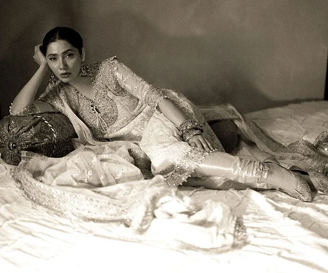 চুড়িদার আর ঝলমলে কাজ করা কামিজের সঙ্গে জুতি। ছবিটির সাদাকালো চার্মে অপূর্ব লাগছেন মাহিরা খান