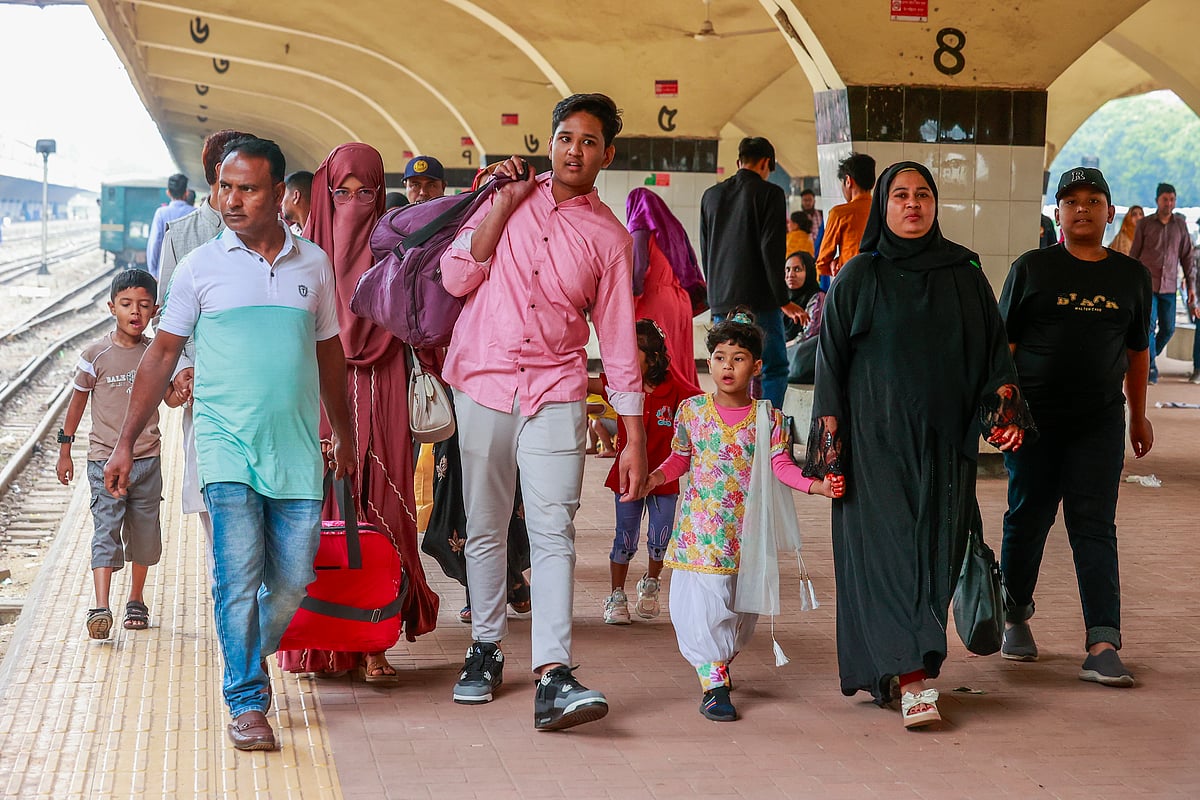 প্রিয়জনদের সঙ্গে ঈদের আনন্দ ভাগাভাগি শেষে কর্মব্যস্ত ঢাকায় ফিরতে শুরু করেছে মানুষ।