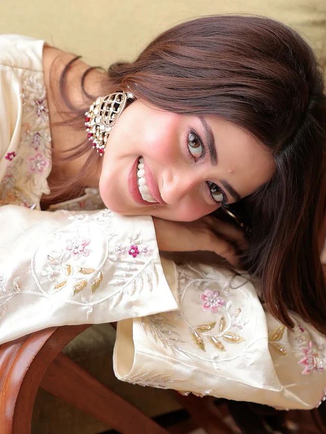 ঘন কাজল আর ন্যুড লিপসের সঙ্গে হালকা টিন্টেড খোলা চুলে আকর্ষণ ছড়াচ্ছেন সাজাল আলি 