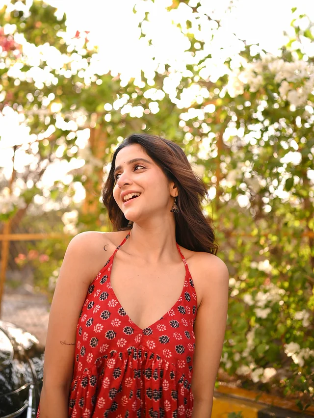 একদম ফ্রেশ, সামার-রেডি আর ন্যাচারাল আমেজে ধরা দিয়েছেন সুন্দরী ।