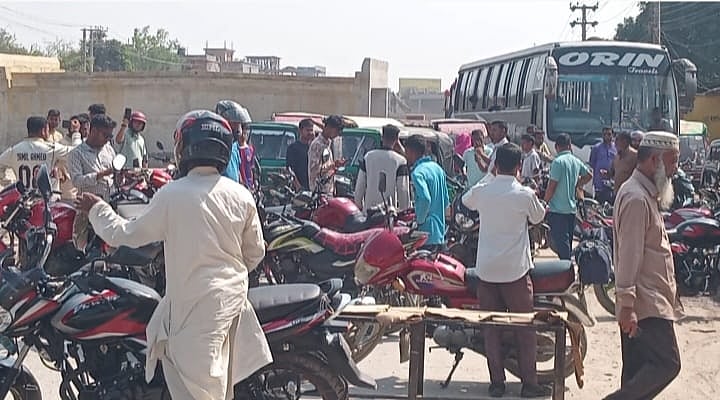 গাইবান্ধায় পেট্রল না পেয়ে ঢাকা-রংপুর মহাসড়ক আধা ঘণ্টা অবরোধ