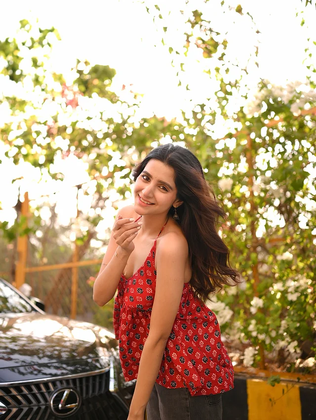 একদম ন্যাচারাল লুকে ফ্রেমে ধরা দিয়েছেন এই বং সুন্দরি । চোখে হালকা কাজল আড় বিন্দু আকারের টিপে সেজেছেন তিনি