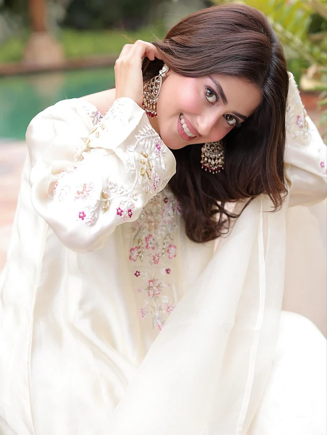  বড় ঝোলানো দুল নজর কাড়ছে