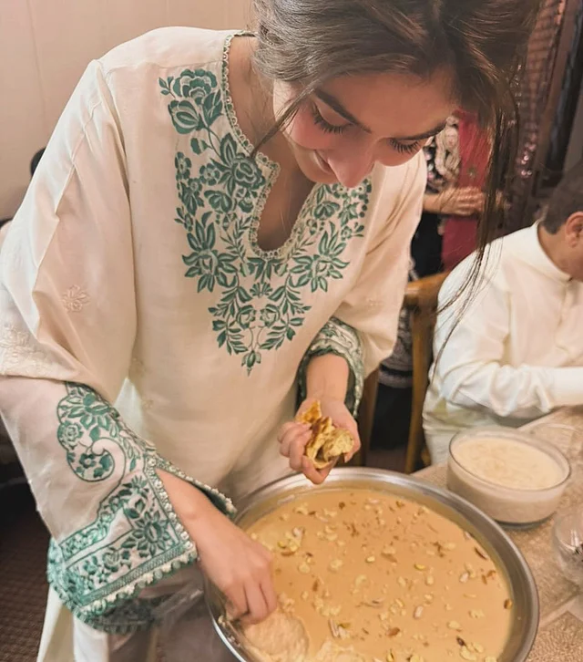 নানির বাড়িতে ট্র্যাডিশনাল  ক্ষীর দিয়ে নান উপভোগ করতে দেখা যাচ্ছে তাঁকে। সঙ্গে আছে স্পেশাল রেসিপির কাছনার গোস্ত