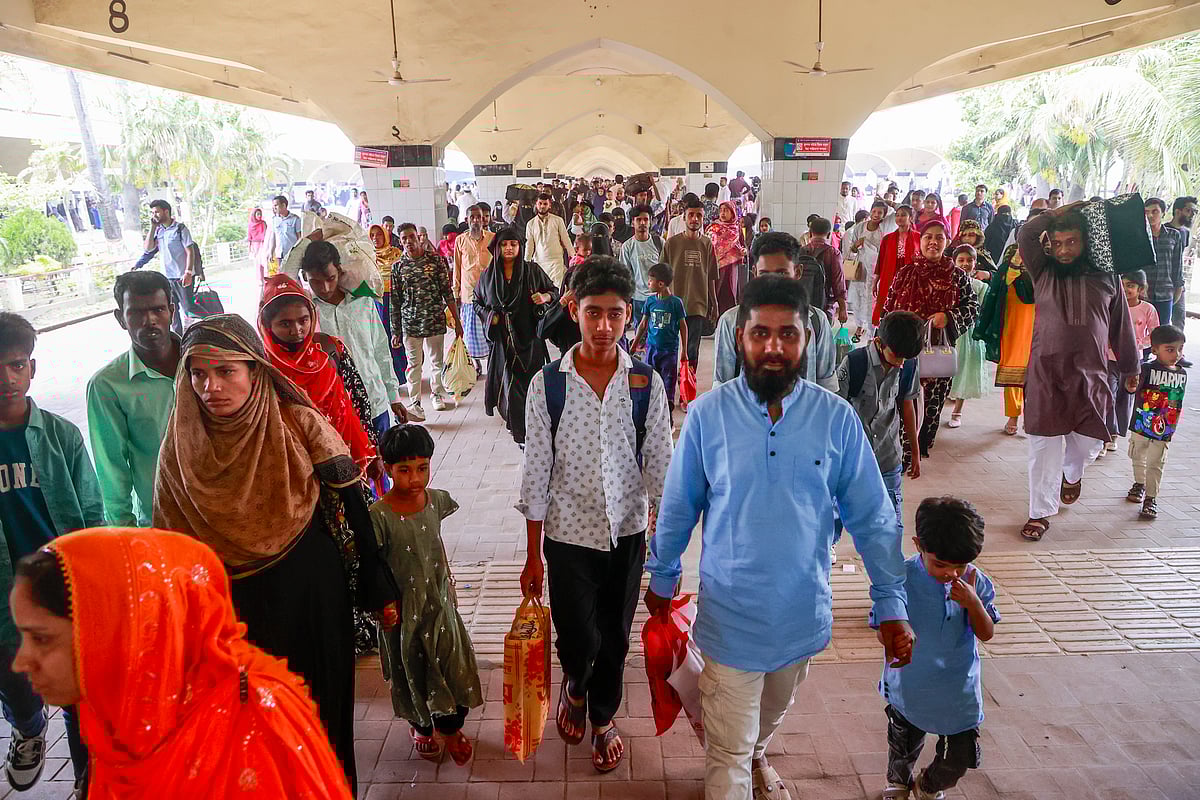 ঢাকায় ফিরছে মানুষ, যাচ্ছেও অনেকে