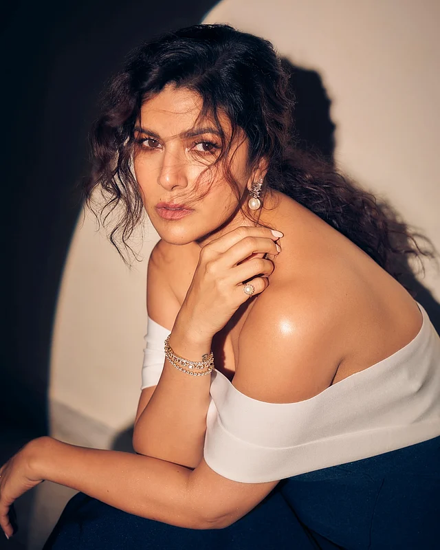 অফ দ্য শোল্ডার লুকে আবেদন ছড়াচ্ছেন নিমরত