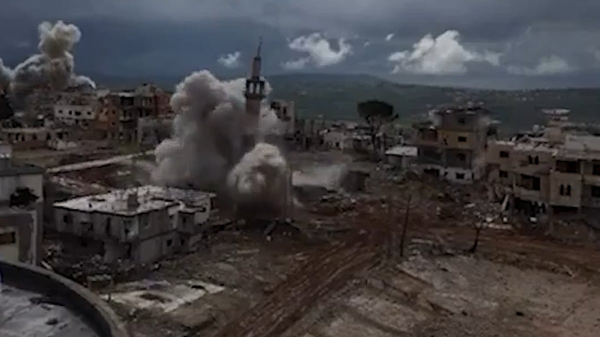 লেবাননে এলাকা ছাড়ার নির্দেশের পরই বোমা হামলা