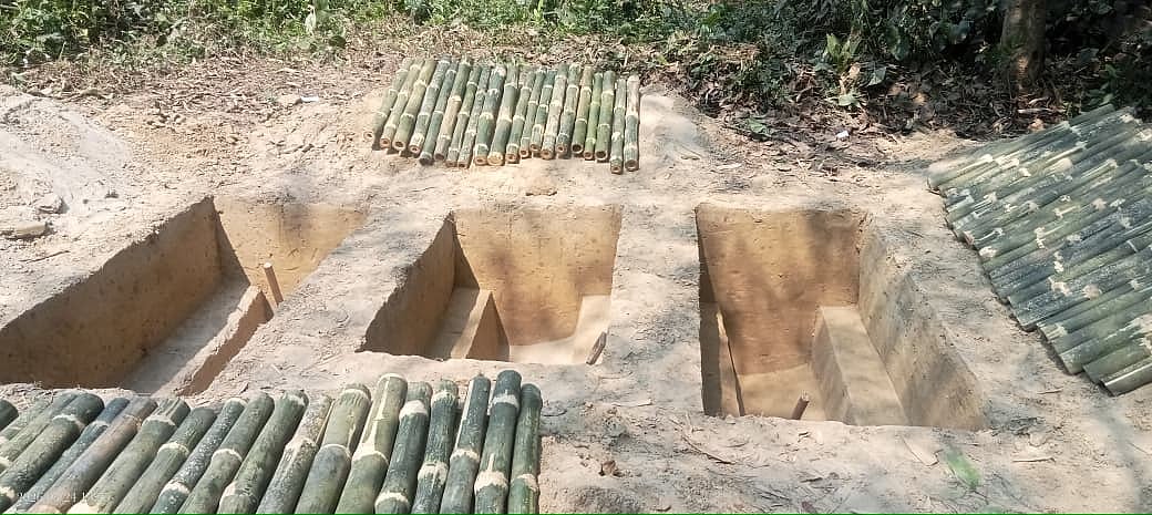 গাছের সঙ্গে প্রাইভেট কারের ধাক্কায় একই পরিবারের তিনজন নিহত, শোকে স্তব্ধ পুরো গ্রাম