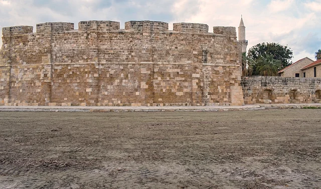 পূর্ব ভূ-মধ্যসাগর তীরের শহর লারনাকায় দাঁড়িয়ে আছে এই দুর্গ