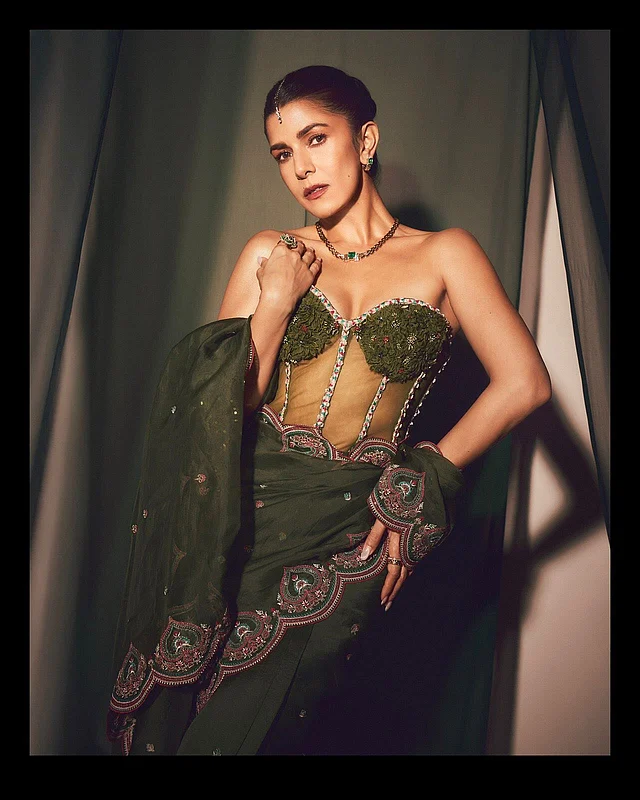 করসেটের সঙ্গে শ্যাওলা সবুজ শাড়ি 