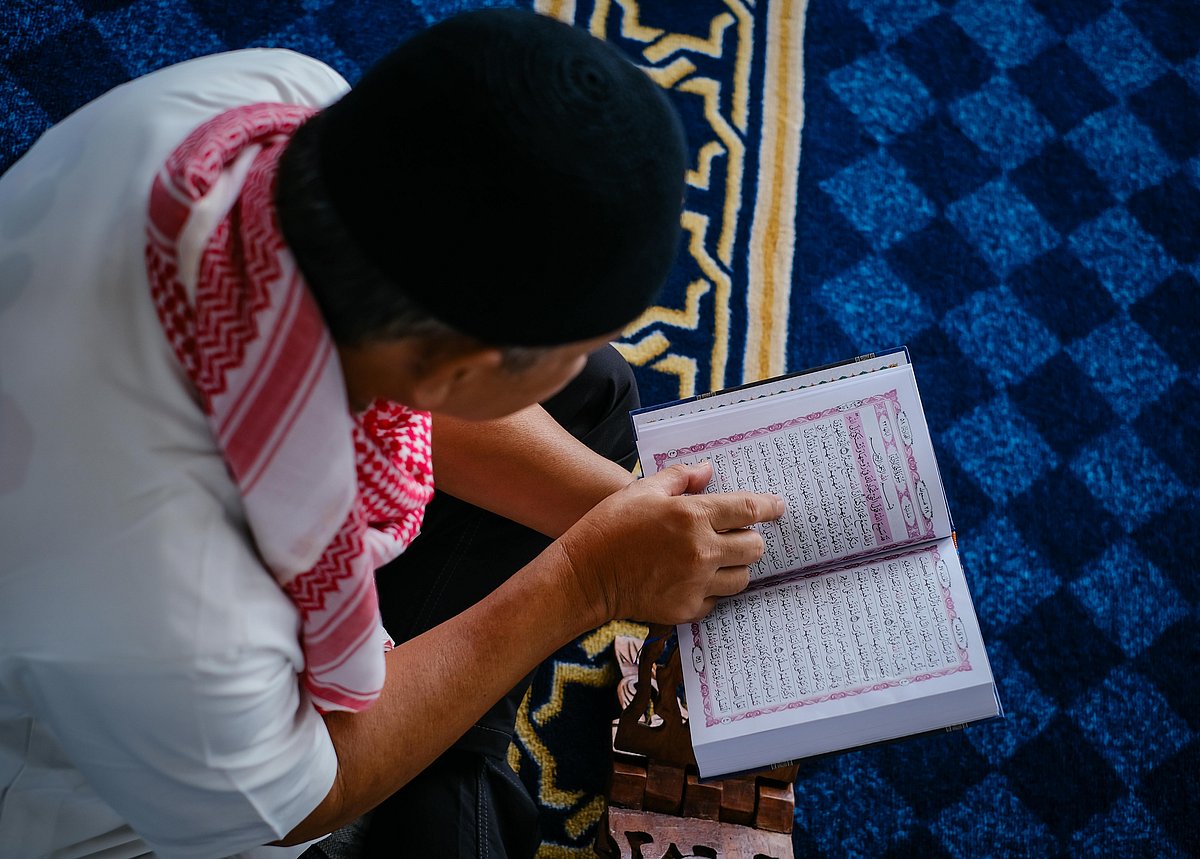 ‘এক আয়াতের বদলে অন্য আয়াত’ আসার অর্থ কী