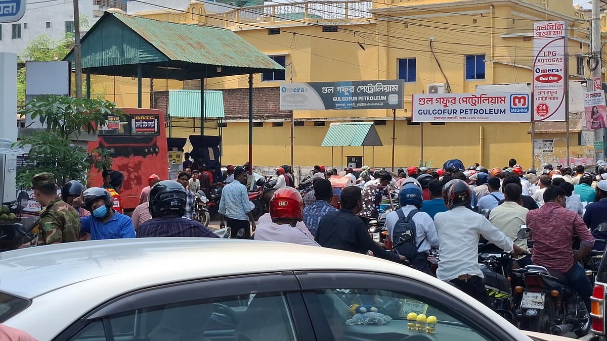 রাজশাহীতে পাম্পগুলোতে তেল সরবরাহ কম, গাড়ির ভিড়