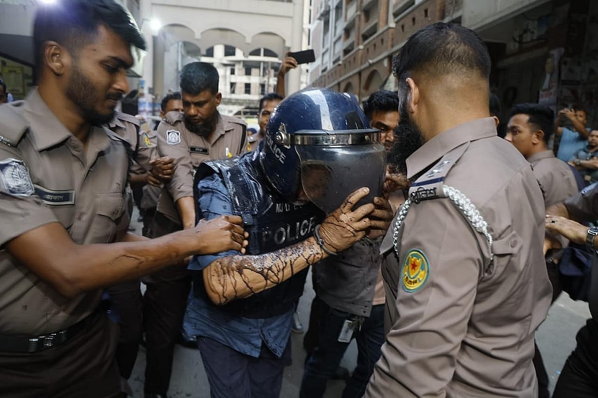 মাসুদ উদ্দিন চৌধুরীর গায়ে ময়লা পানি নিক্ষেপ