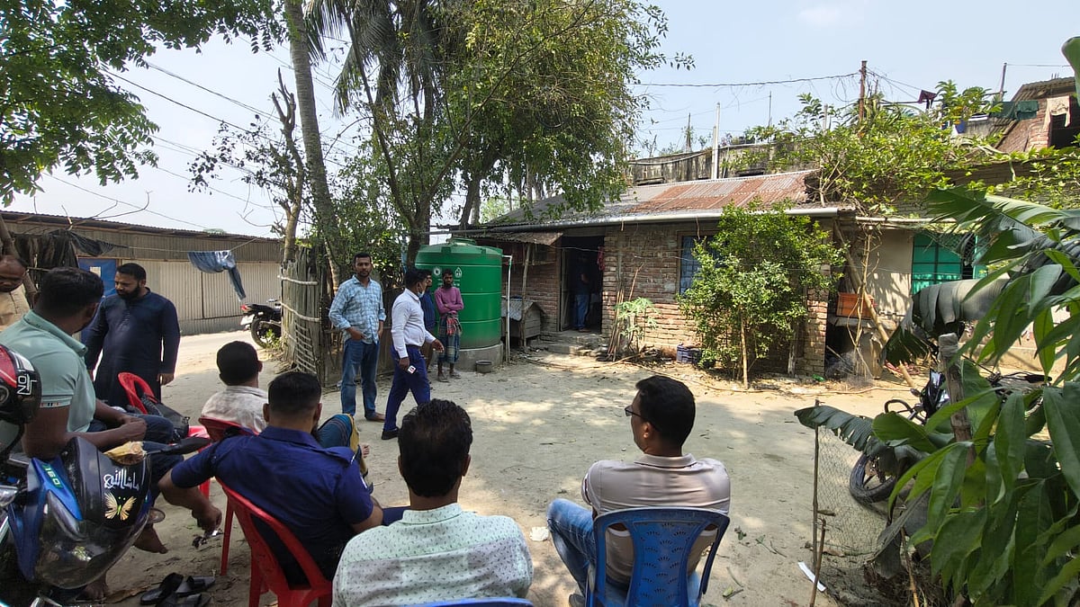 টুঙ্গিপাড়ায় বিস্ফোরণে দগ্ধ মাদ্রাসাছাত্রের বাড়িতে অভিযান, ককটেলসদৃশ বস্তু উদ্ধার