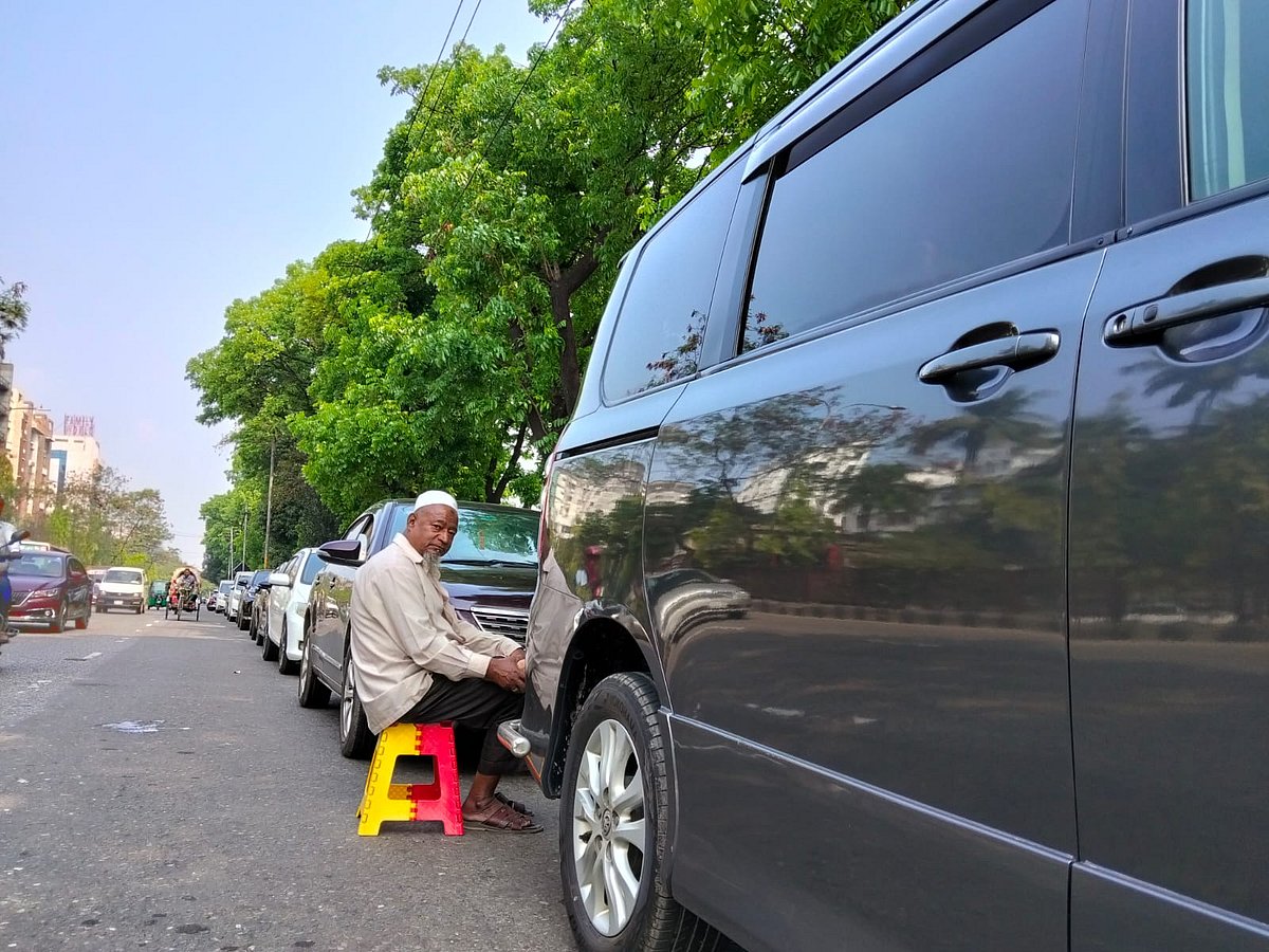 বন্ধ পাম্পেও তেলের জন্য যানবাহনের দীর্ঘ সারি