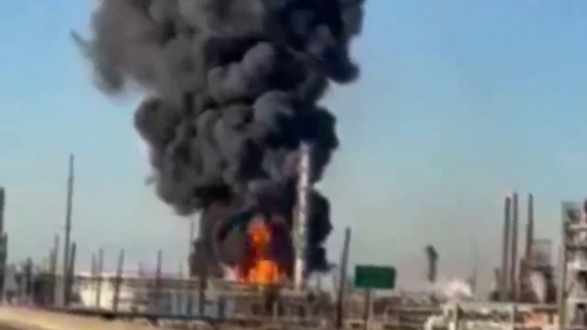 মার্কিন তেল শোধনাগারে ভয়াবহ বিস্ফোরণ