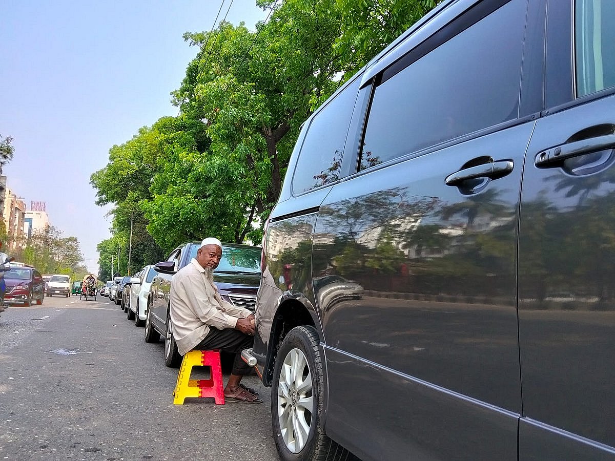 বন্ধ পাম্পেও তেলের জন্য যানবাহনের দীর্ঘ সারি
