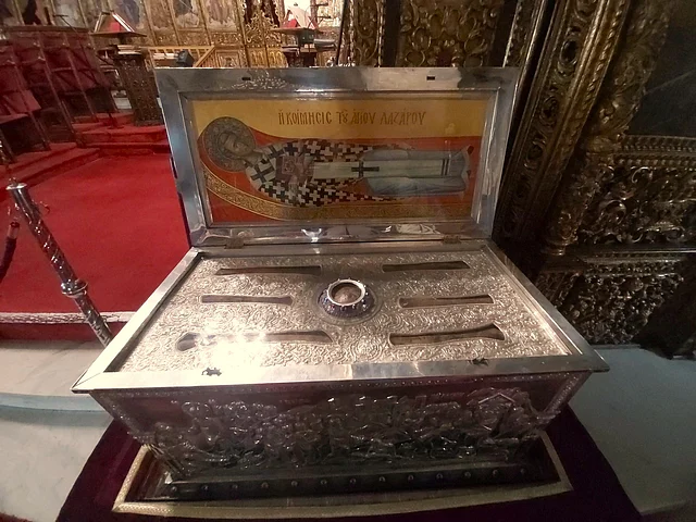 কারুকার্যময় রূপার বাক্সে সেইন্ট লাজারুসের মাথার খুলি ও হাড়ের অংশবিশেষ রাখা হয়েছে