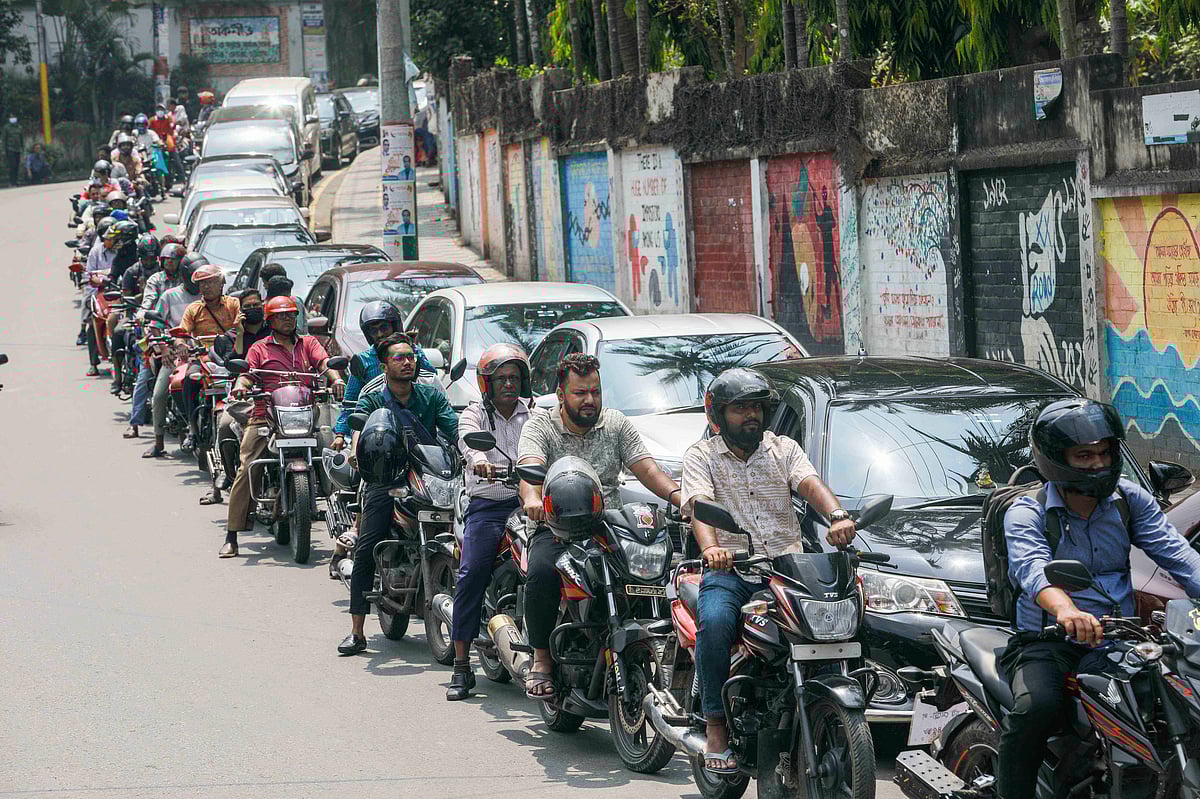 আবার চাপে ফিলিং স্টেশন