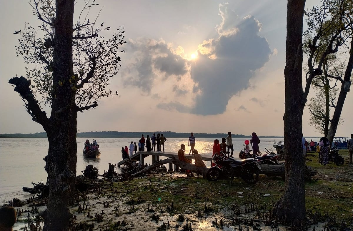 রুহিতা সৈকতে অপরূপ গোধূলি, চোখে যতটা ধরা দেয় তার চেয়ে ছুঁয়ে যায় মন