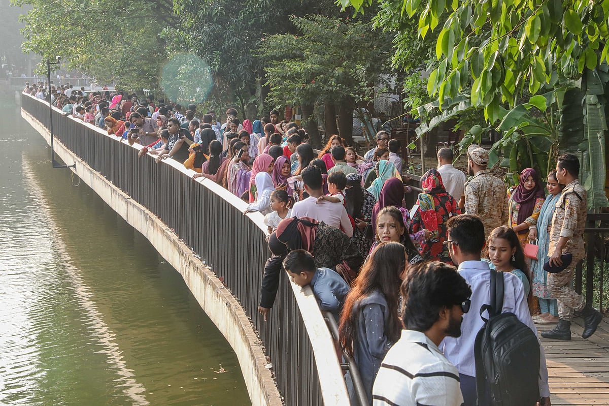 রমনা পার্কে দর্শনার্থীদের ভিড় 