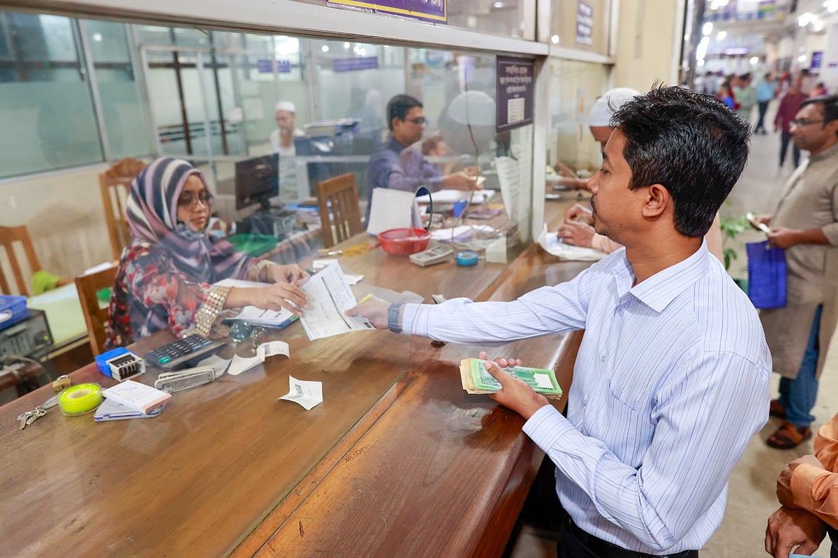 সাত দিনের ছুটি শেষে ব্যাংকে লেনদেন শুরু