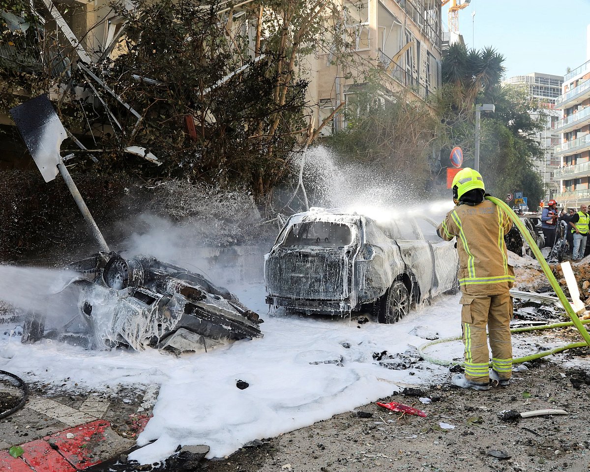ইরানের সঙ্গে ‘খুবই ভালো’ আলোচনা হয়েছে, ট্রাম্পের এমন দাবির পর ইসরায়েলে দফায় দফায় ক্ষেপণাস্ত্র হামলা