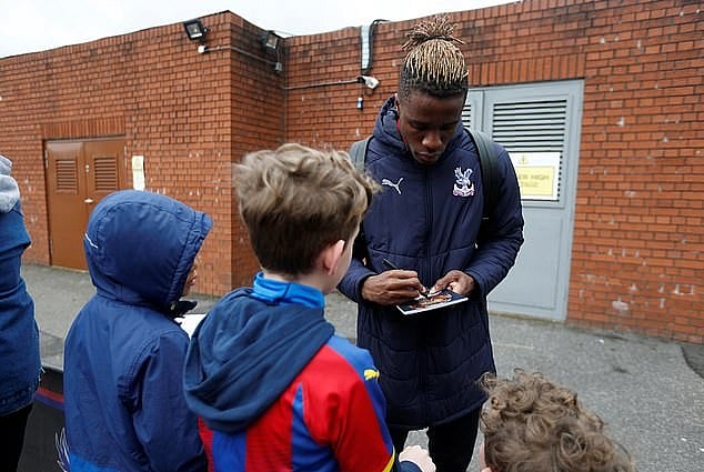অটোগ্রাফ শিকার: একটি সইয়েই হাজার পাউন্ডের ব্যবসা