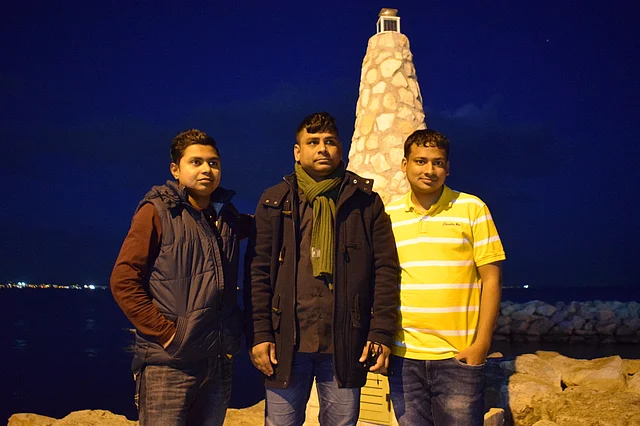 লেখকর সঙ্গে সুলতান (বামে ) ও মাসুদ (মাঝে) 