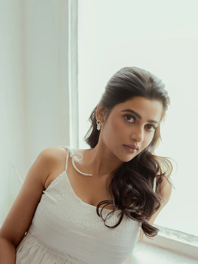 ড্রেসের বডিতে স্মোকড ডিজাইন দিয়েছে খুবই মিনিমাল ও ফ্রেশ লুক ।