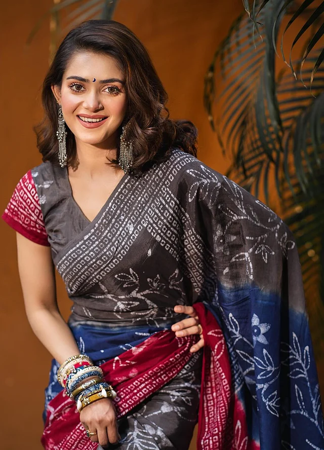 লম্বা ঝুলের অক্সিডাইজড দুল নজর কাড়ছে। এই লুকেও বাঁকা চাঁদের ক্রিসেন্ট  টিপ পরেছেন তিশা। 