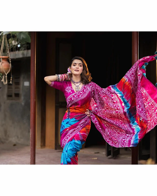 ম্যাজেন্টা, লাল আর নীলের রঙিন কম্বিনেশনের ডাইয়ের শাড়ি পরেছেন তানজিন তিশা 