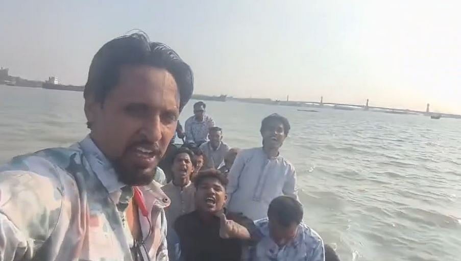 চট্টগ্রামে কর্ণফুলী নদীতে নিষিদ্ধ 
ছাত্রলীগের নৌকামিছিল