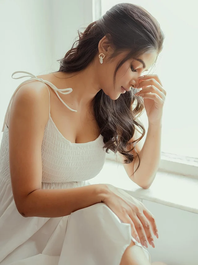 উষসীকে যেকোনো সাজপোশাকেই মানিয়ে যায়। পশ্চিমা আমেজের লুকে একটু যেন বেশিই আকর্ষণীয় তিনি