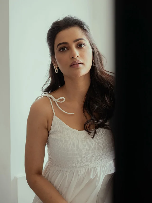 ড্রেসটির শোল্ডারে টাই-স্ট্র্যাপ লুকে যোগ করেছে একটুখানি কিউট ও ফেমিনিন টাচ।