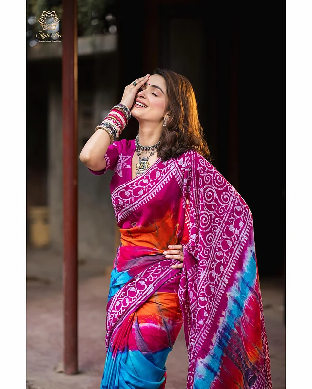 সঙ্গে আছে হাত ভর্তি মিক্স অ্যান্ড ম্যাচ চুড়ি আর অক্সিডাইজড গয়না 