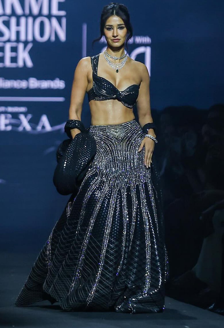 শোস্টপার দিশা পাটানি, আলোয় ভাসল অরিজন সংগ্রহ