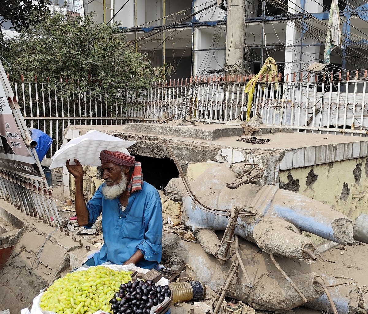 নওগাঁয় ভাঙচুরের দেড় বছরেও সংস্কার করা হয়নি মুক্তিযুদ্ধের তিন ভাস্কর্য