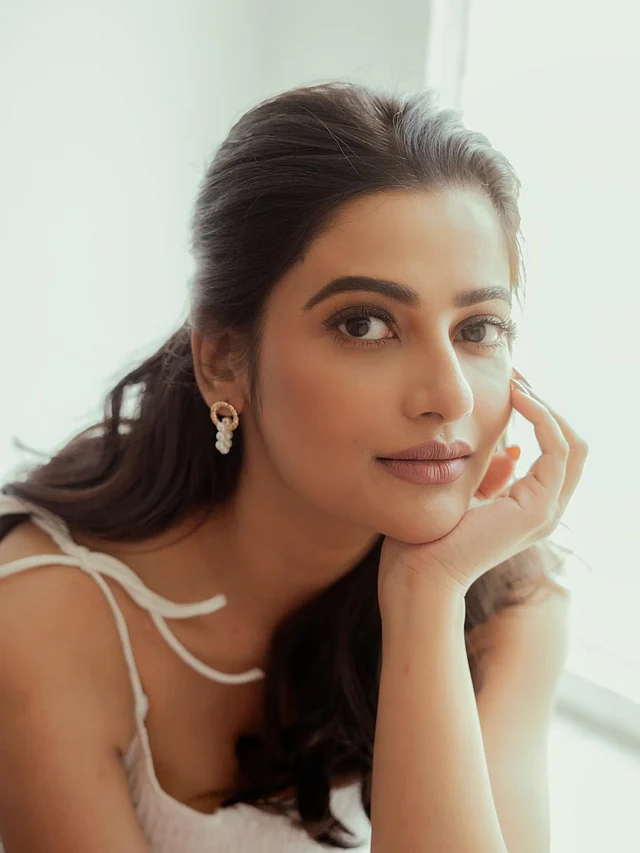 সাজেও পরিমিত আবেদন ফুটে উঠেছে । চোখে লাইট স্মোকি ইফেক্ট, ল্যাশে হালকা মাসকারা, ন্যুড-লিপকালার মিলে একদম ন্যাচারাল বিউটি। 