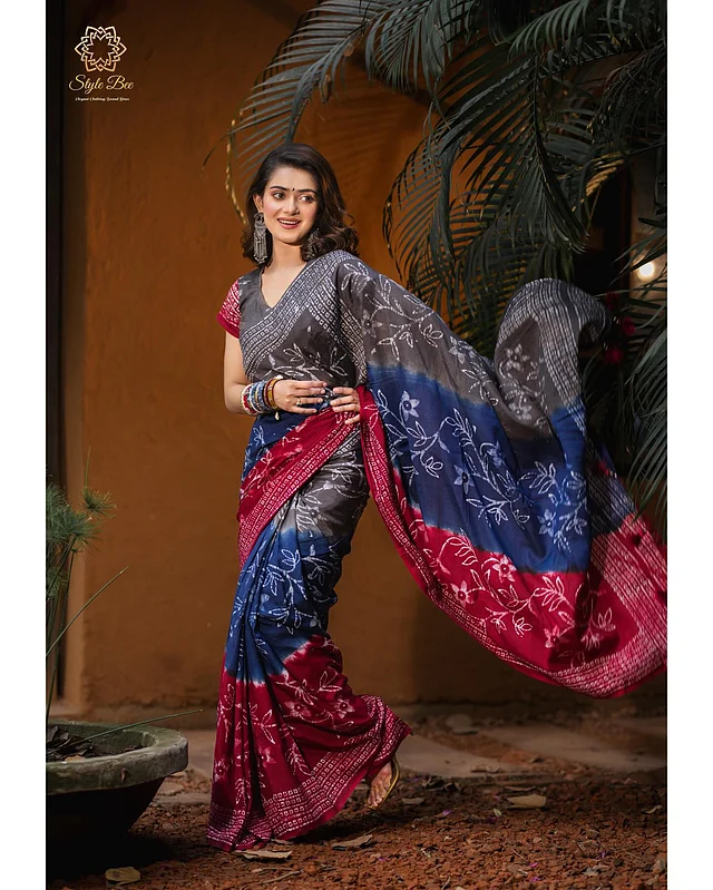 এখানেও ডাইয়ের শাড়ি পরেছেন তিশা। এবারের কম্বিনেশন ধূসর, মেরুন আর নীল। 