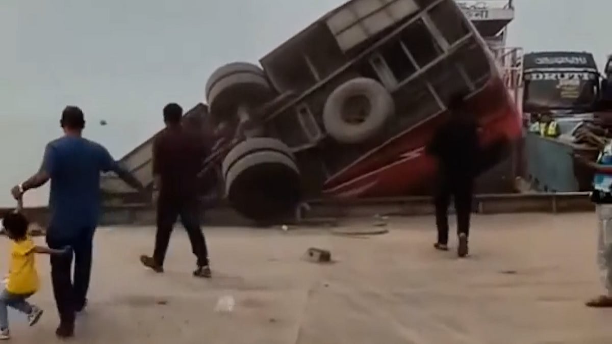 ৪০ যাত্রী নিয়ে দৌলতদিয়ায় ফেরিতে উঠতে গিয়ে বাস নদীতে