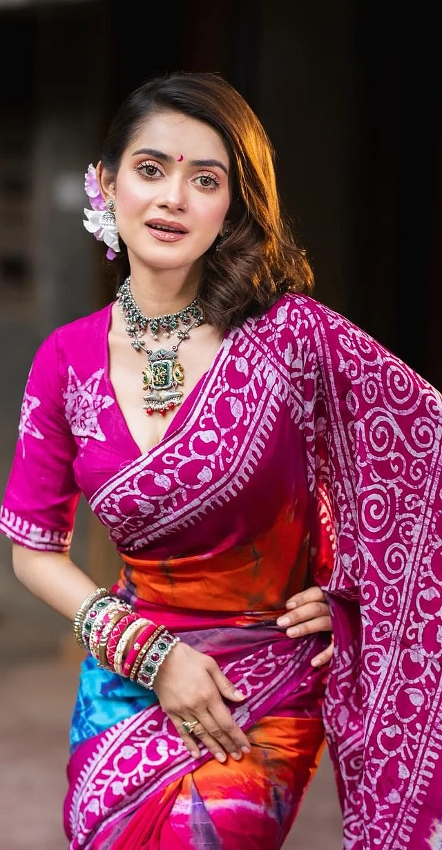 বাঁকা চাঁদের টিপ, চুলে গোঁজা ফুল, মাসকারা র গ্লসি ন্যুড লিপসে সেজেছেন তিনি